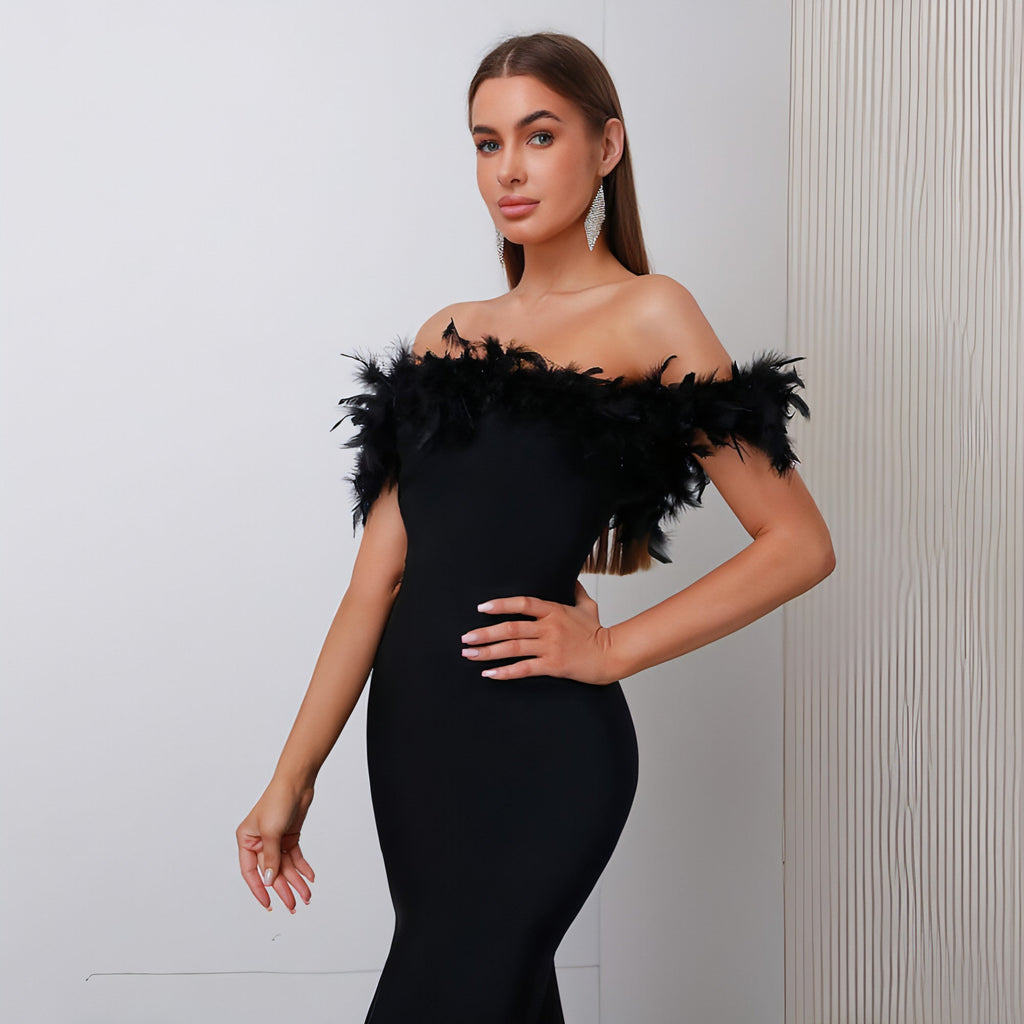 Vestido feminino com decote em V e detalhes em penas