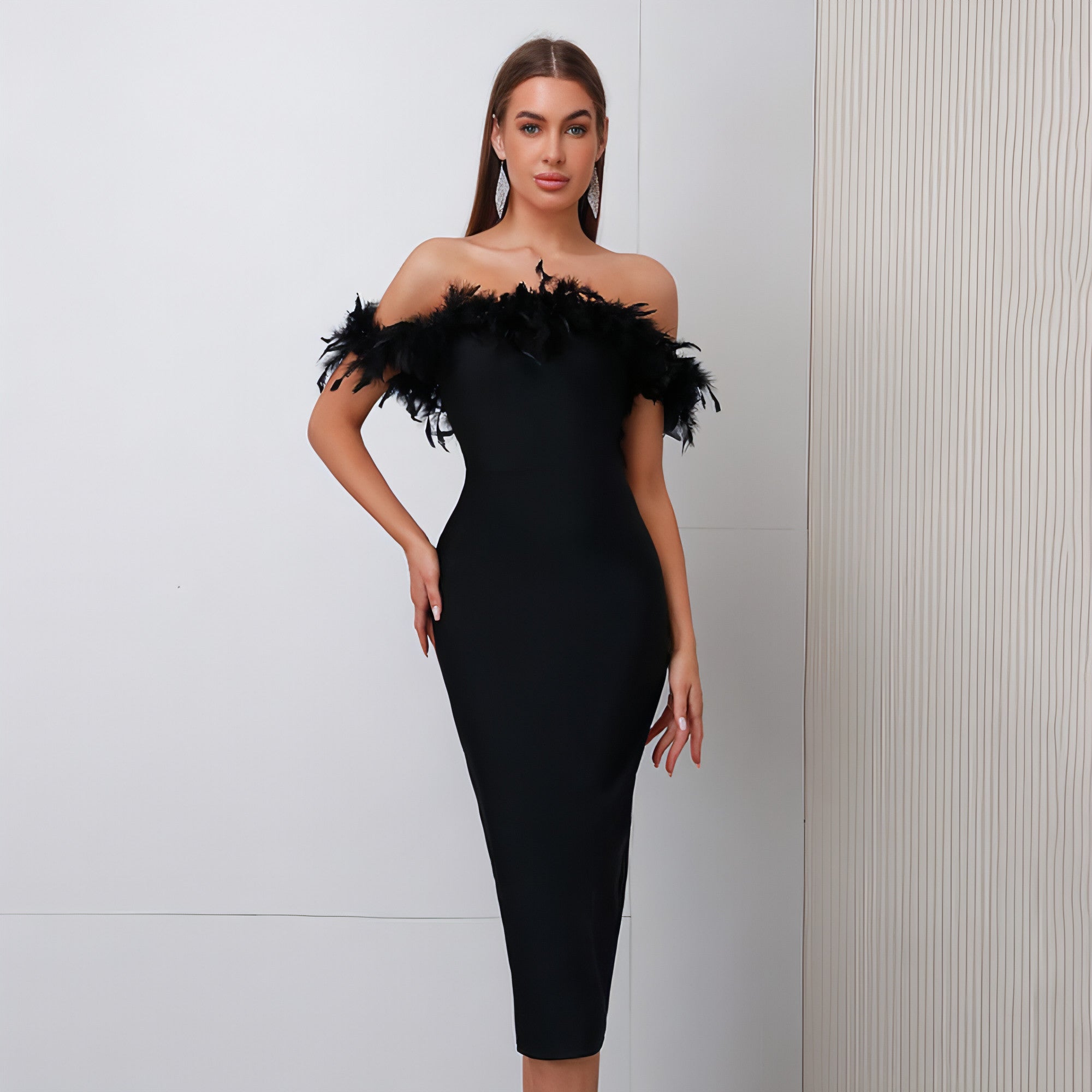 Vestido feminino com decote em V e detalhes em penas