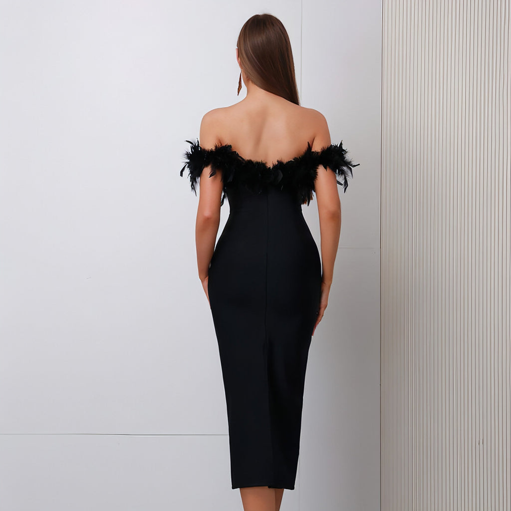 Vestido feminino com decote em V e detalhes em penas