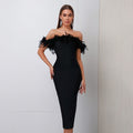 Vestido feminino com decote em V e detalhes em penas