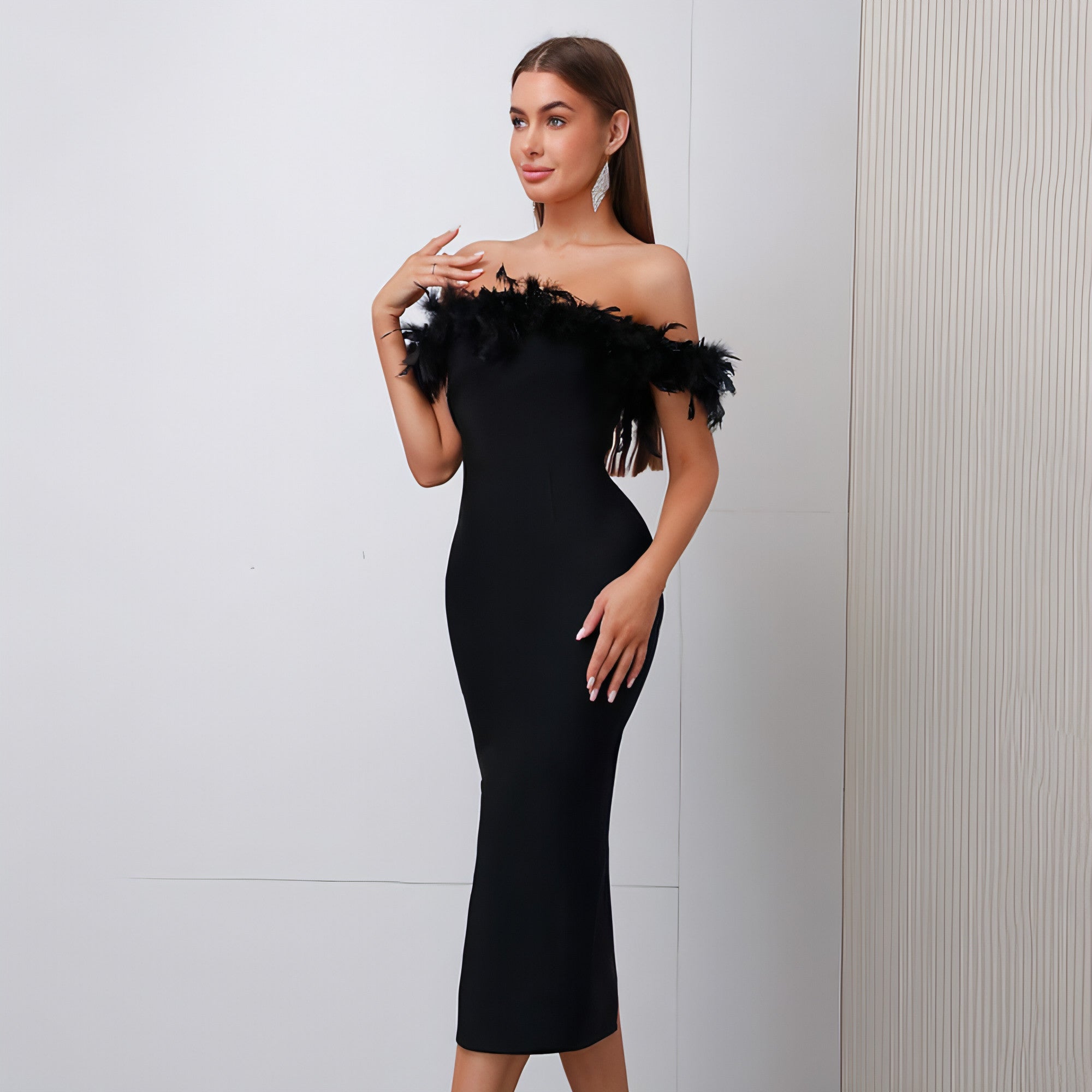 Vestido feminino com decote em V e detalhes em penas